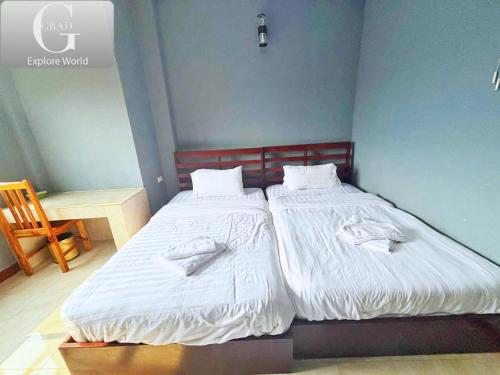 Postel nebo postele na pokoji v ubytování GRAD Miksoxy Hotel Vang Vieng