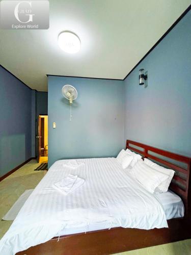 Postel nebo postele na pokoji v ubytování GRAD Miksoxy Hotel Vang Vieng