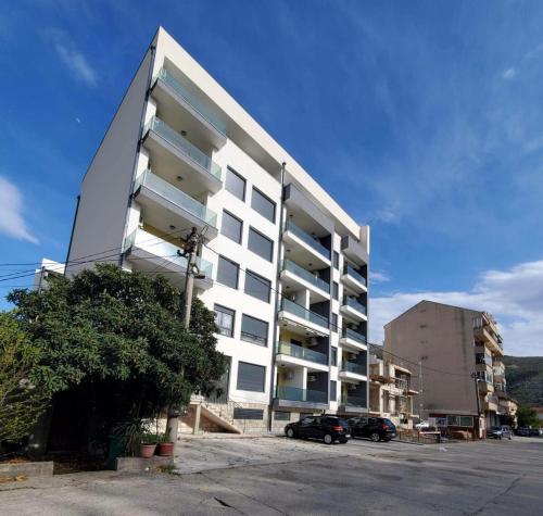 Το κτήριο όπου στεγάζεται  το διαμέρισμα