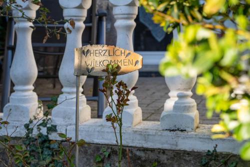 a grave with a sign in front of a building at Ferienwohnungen Behling am Schufutsberg in Liepe