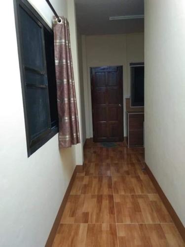 Habitación vacía con suelo de madera y puerta en Krufah, en Ko Yao Noi
