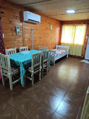 a room with a table and chairs and a bed at Dulce Morena in Concordia