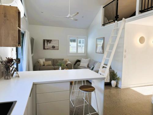 una cocina y una sala de estar con una escalera en una casa en Salt Ayres, en Horseshoe Bay