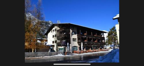 un edificio en una calle con nieve delante en Weidach Zentrum 2, en Leutasch