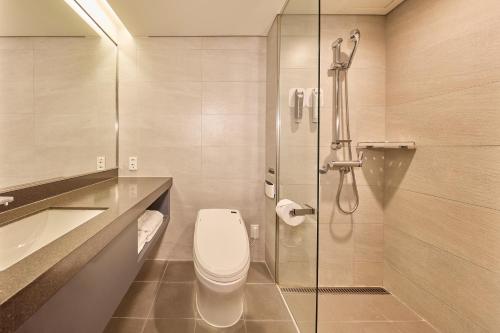 Un baño de Hotel Thomas Myeongdong