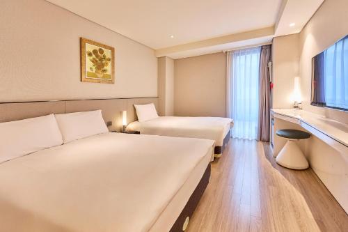 Una cama o camas en una habitación de Hotel Thomas Myeongdong