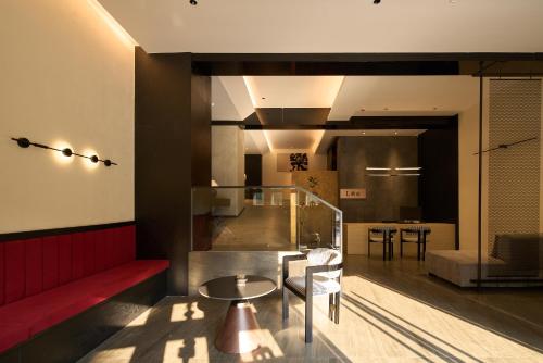 a restaurant with a table and chairs in a room at 乐山L私汤江景酒店乐山大佛店leshan in Leshan