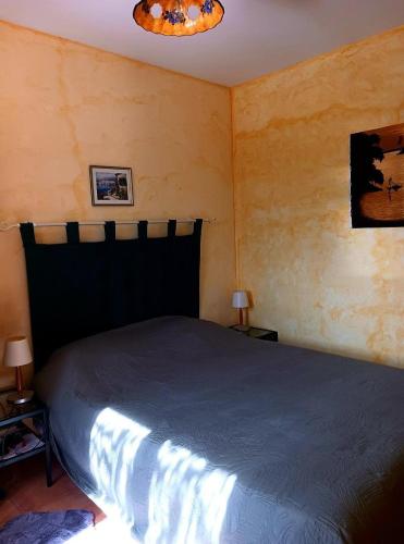 une chambre avec un grand lit dans une pièce dans l'établissement Le gite proc, à Repenti