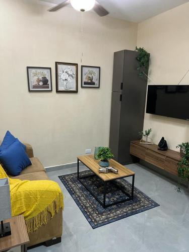 a living room with a couch and a coffee table at 1 Precioso Departamento en Barrio Antiguo in Monterrey