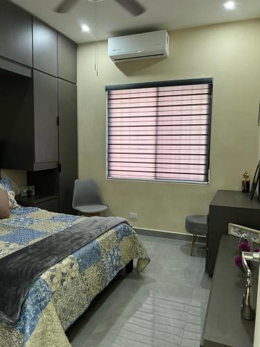 a bedroom with a bed and a window at 1 Precioso Departamento en Barrio Antiguo in Monterrey