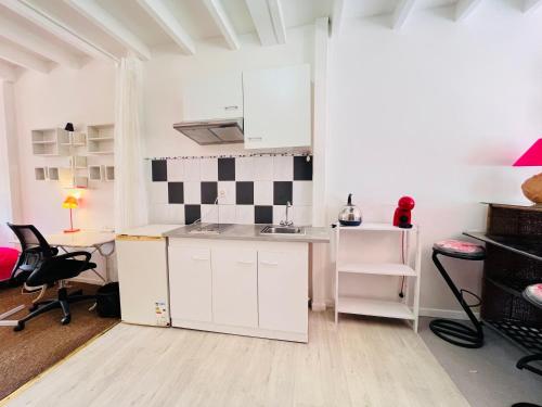 Una cocina o zona de cocina en Le soleil Clim Wifi Balcon