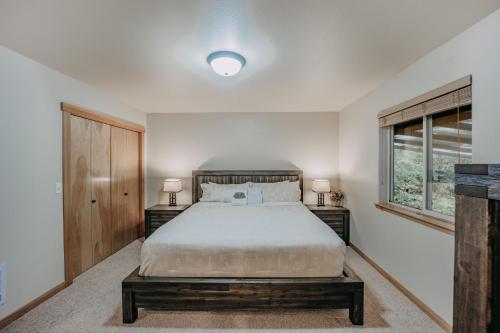 ein Schlafzimmer mit einem großen Bett und zwei Nachttischen in der Unterkunft 65gs - Hot Tub - Wi-fi - Pets Friendly - Bbq in Deming