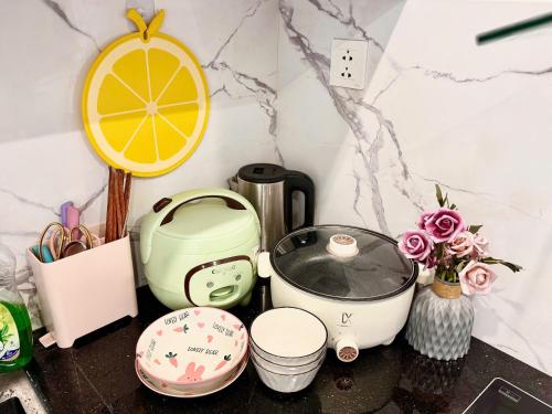 a kitchen counter with a counter top with a toaster and a lemon at BunBeo homestay in Ðông Dư Thượng