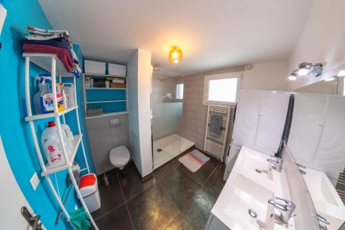 une salle de bain avec deux lavabos et une douche dans l'établissement Maison jardin proximité plage, à Duingt
