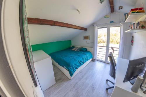 une chambre avec un lit et un mur végétal dans l'établissement Maison jardin proximité plage, à Duingt