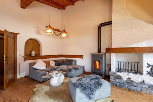 a living room with a couch and a fireplace at Haus Auszeit in Buchau