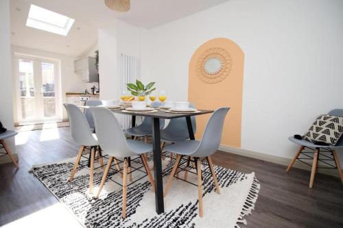 Χώρος καθιστικού στο Cohost Partners Charming 3BR Near City Centre Parking