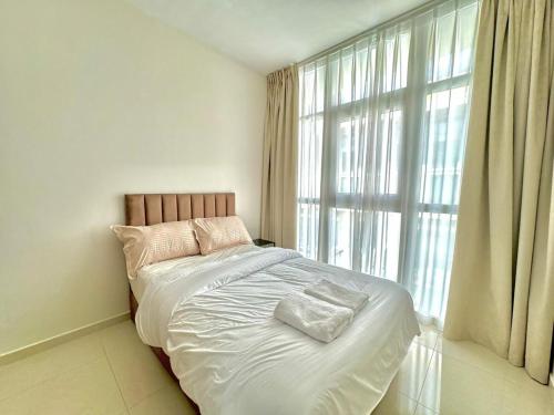 una cama en una habitación con una ventana grande en 3 BR Fully Furnished with BBQ Griller, en Dubái