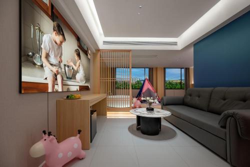 a living room with a couch and a table at 西双版纳景洪恩季国际酒店 in Jinghong