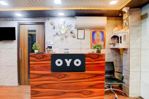 ニューデリーにあるHotel O Apna Hotelのサロンの正面にある看板