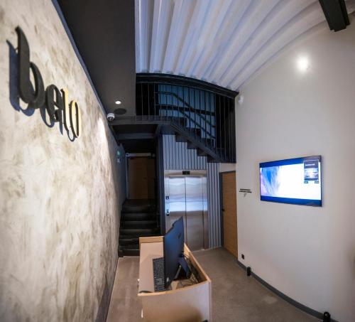 Una televisión o centro de entretenimiento en Be10 Suites, Bermeo