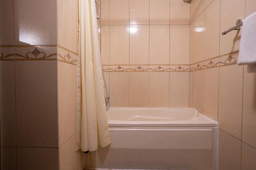 Koupelna v ubytování Royal Hotel