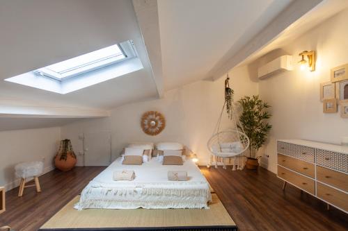 Un dormitorio con una cama y una claraboya. en La Chanceuse, en Salon-de-Provence