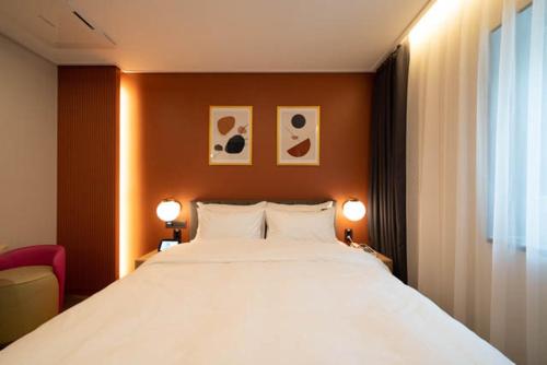 Ένα ή περισσότερα κρεβάτια σε δωμάτιο στο Browndot Hwagok