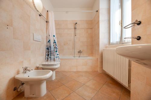 Ένα μπάνιο στο Varenna Lake View Apartments