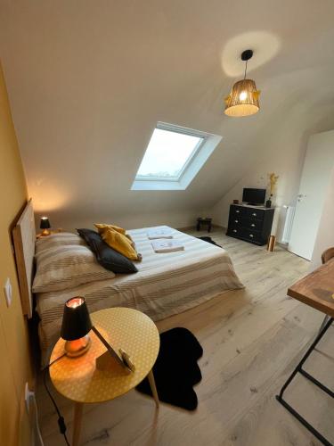 une chambre avec un lit, une table et une fenêtre dans l'établissement Le Gite d'Almaju 3 étoiles, 3 chambres, 6 couchages, à Plestin-les-Grèves