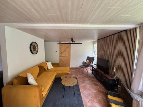 Ruang duduk di Vakantiehuis chaletje