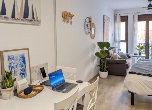 Postel nebo postele na pokoji v ubytování New Studio w Balcony AC Fast Wi-Fi 50inch TV