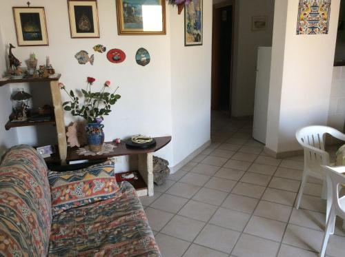 a living room with a couch and a table at Favignana Vacanze in Favignana