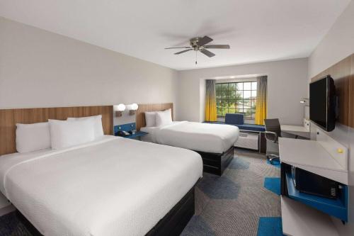 Postel nebo postele na pokoji v ubytování Microtel Inn & Suites by Wyndham Buda Austin South