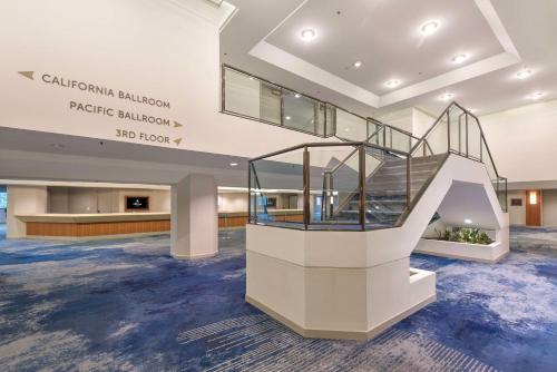 Lobi atau kawasan kaunter penerimaan di Hilton Anaheim