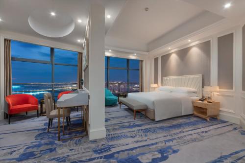 Postel nebo postele na pokoji v ubytování Sheraton Shaoxing Shangyu