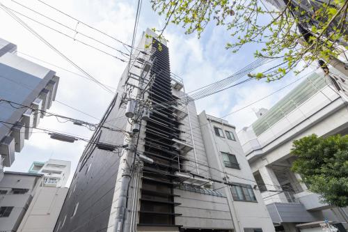 Un edificio alto está siendo construido en una ciudad en Ocean 西九条, en Osaka