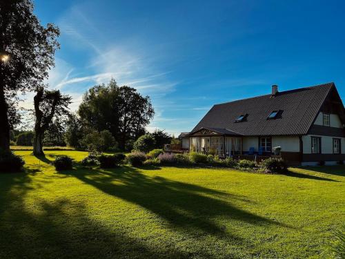 Zahrada ubytování Pertle Cottage Private Sauna & Hot Tub Getaway in Nature