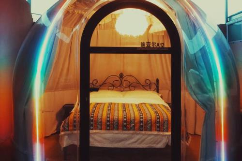 a bedroom with a bed in an arch way at 喀什幸福旅居民宿 in Kashgar