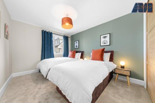 two beds in a bedroom with blue walls at 2 Bed Sleeps 4 in Dunfermline in Cairneyhill