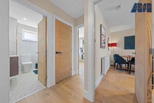 a hallway with a door leading to a bathroom at 2 Bed Sleeps 4 in Dunfermline in Cairneyhill