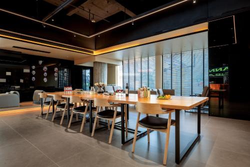 a dining room with a long table and chairs at 西双版纳景洪恩季国际酒店 in Jinghong