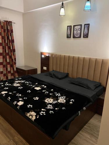 Postel nebo postele na pokoji v ubytování skyview stay Relaxing stay near Expomart Greator Noida