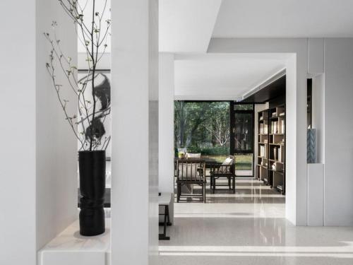a living room with a vase with flowers in it at FU VALLEY Hotel in Liyang