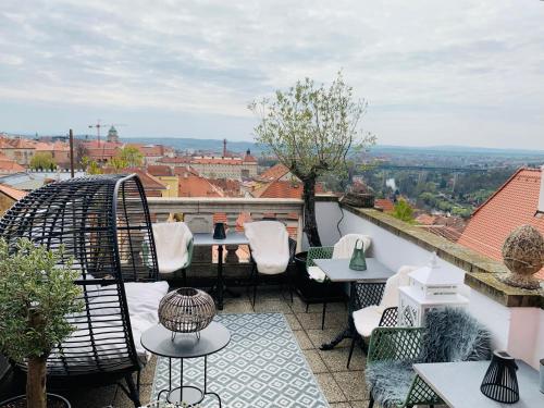 Balkón nebo terasa v ubytování Boutique Apartments U Rolanda, Mikulášské náměstí