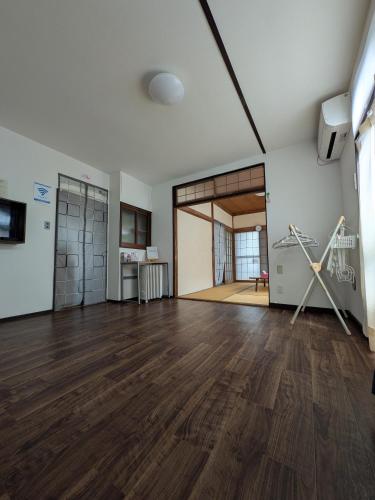 小山市にある【小山駅徒歩7分】みんなで宅飲み！貸切一軒家ニシグチノイエ wifi有、銭湯近くのハードウッドフロアの空間