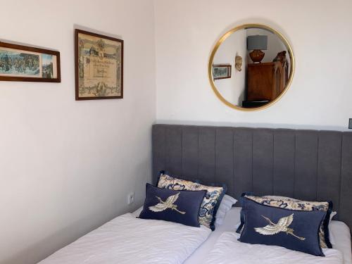 Postel nebo postele na pokoji v ubytování Boutique Apartments U Rolanda, Mikulášské náměstí