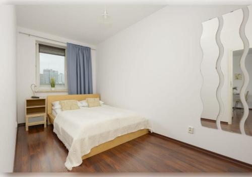 En eller flere senge i et værelse på Beautiful City Apartment by Noclegi Renters