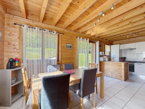 une cuisine et une salle à manger avec une table et des chaises dans l'établissement Chalet du Géhan, à Cornimont