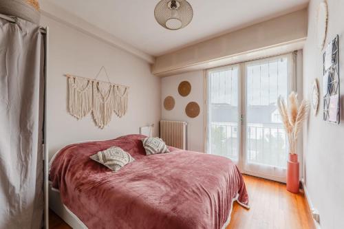 une chambre avec un lit et une grande fenêtre dans l'établissement Le Nantais - Wifi - Parking, à Nantes